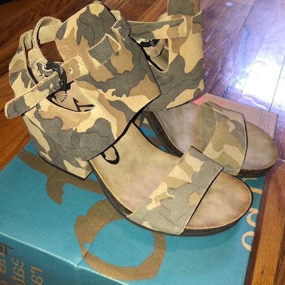 Camo Sandals - Picture 2 of 3